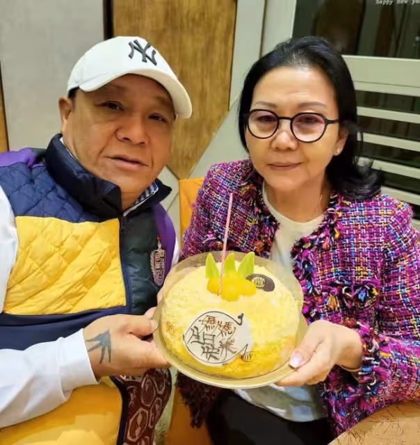 老戲骨吳志雄為愛妻慶祝生日，全家福罕曝光，一家12口人太熱鬧