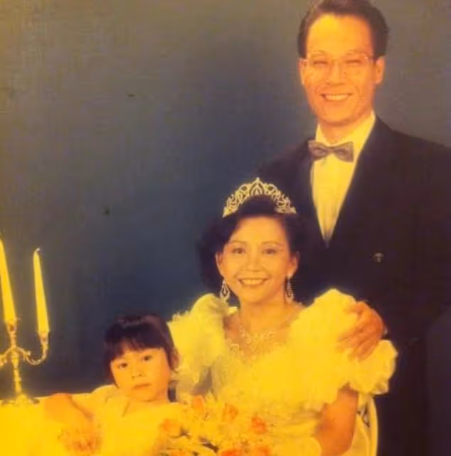 老戲骨吳志雄為愛妻慶祝生日，全家福罕曝光，一家12口人太熱鬧