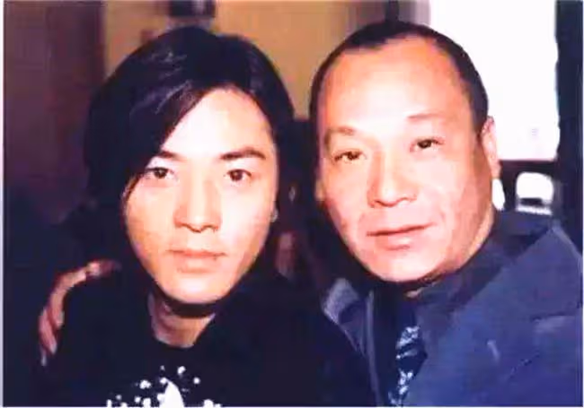 老戲骨吳志雄為愛妻慶祝生日，全家福罕曝光，一家12口人太熱鬧