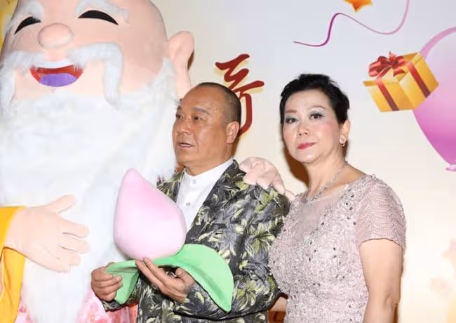 老戲骨吳志雄為愛妻慶祝生日，全家福罕曝光，一家12口人太熱鬧