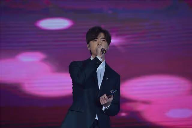 不能唱歌！香港歌手洪卓立被診斷聲帶彎曲，早前還曾暈倒吐白沫