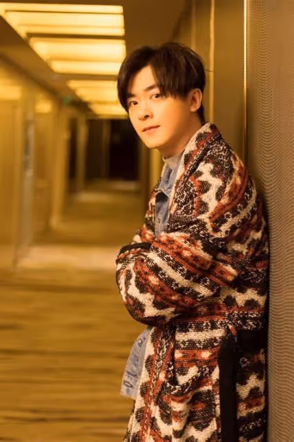 不能唱歌！香港歌手洪卓立被診斷聲帶彎曲，早前還曾暈倒吐白沫