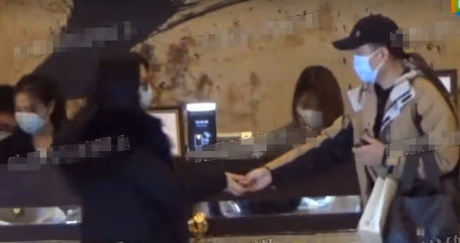 李湘與神秘男子酒店約會,舉止親密好曖昧,網友:李湘的富婆氣質真是無法阻擋..