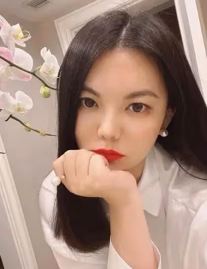 李湘與神秘男子酒店約會，舉止親密好曖昧，網友：李湘的富婆氣質真是無法阻擋..