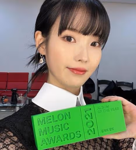《2021 MMA》IU狂掃5大獎！下班路久違見粉絲，含淚哽咽被感動