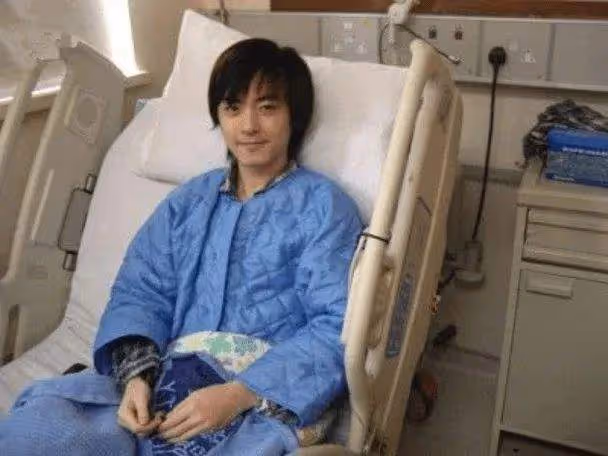 致命打擊！香港知名男歌手被確診聲帶彎曲，暫無藥物及手術可治療
