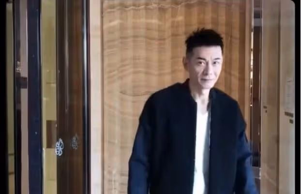 59歲港星江華自曝將復出，因病息影11年，曾直言寧當小販不當演員
