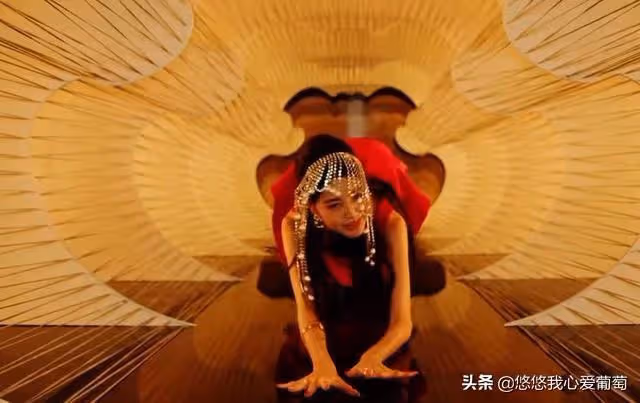 韓國女團舞蹈動作盡顯不雅，趴地咬手指令人不適，最小年齡僅14歲