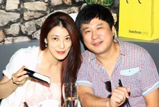 胡瓜唱情歌為女兒慶生，離婚20年前妻夸其太帥，現任妻子未露面