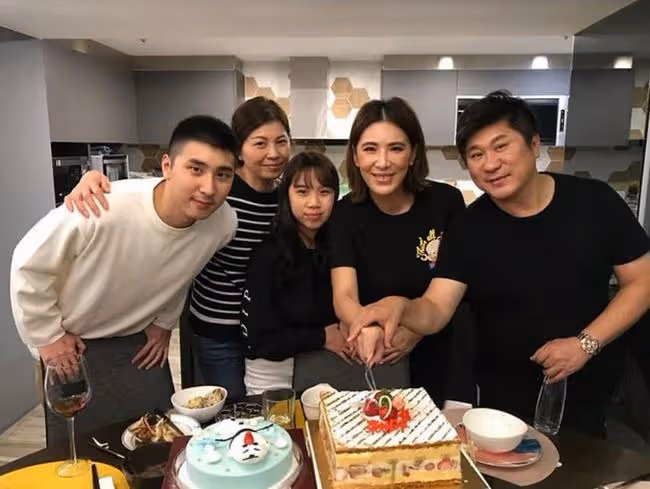胡瓜唱情歌為女兒慶生，離婚20年前妻夸其太帥，現任妻子未露面