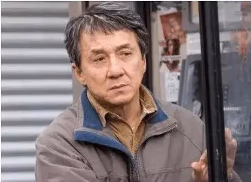 他在上海買套800平別墅，花20萬請來保姆，回到家一看卻成菜棚