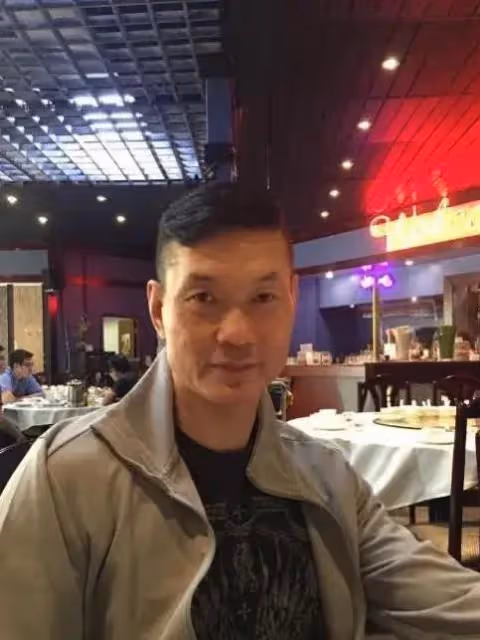 他在上海買套800平別墅，花20萬請來保姆，回到家一看卻成菜棚