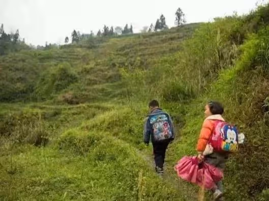 我上大學後哥哥每月給一千，畢業後我回趟老家，看到哥嫂因我吵架