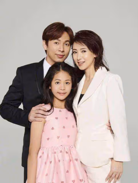 楊千嬅為事業家庭兩全，疑全家移居上海，花28萬學費讓兒子讀書