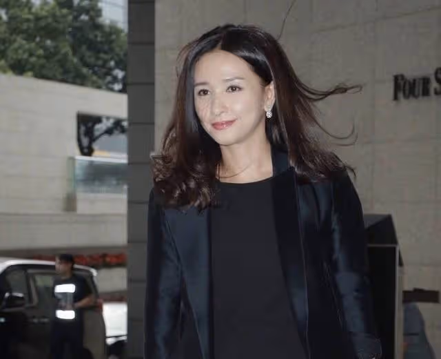 香港著名女星小兒子曬健身視頻，長相帥氣有型，44寸胸肌搶鏡