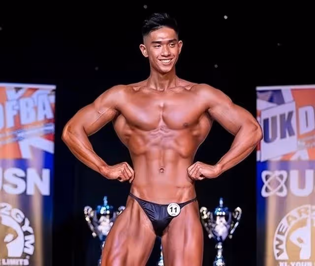 香港著名女星小兒子曬健身視頻，長相帥氣有型，44寸胸肌搶鏡