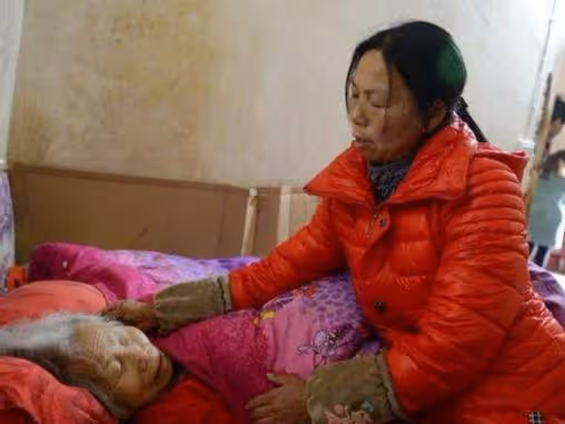 老公去世婆婆拿走全額賠償款，5年後哭著求我，女兒直接趕她走！