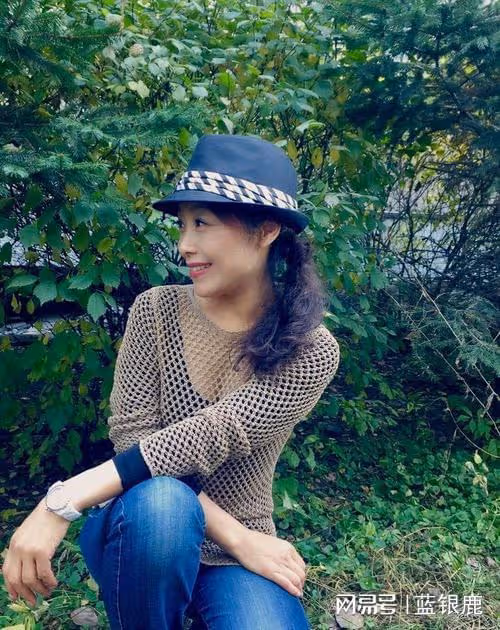 我初戀女友，50多歲還婀娜多姿。同學聚會後她把我拉到偏僻的地方