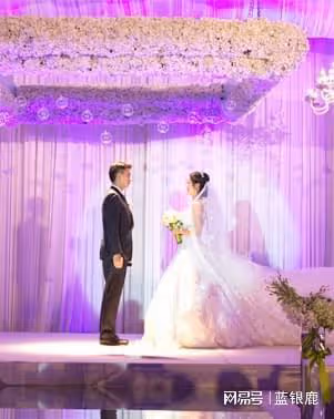 我和老公奉子成婚。讓我奇怪的是，結婚當天他的親戚朋友一個沒來