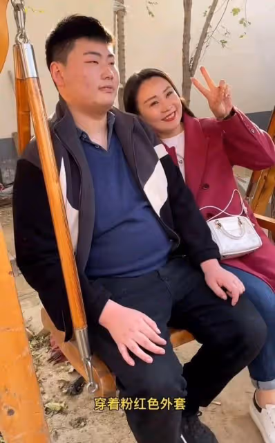 陳亞男宣布離婚以後,大衣哥兒子被多位美女表白,究竟花落誰家?