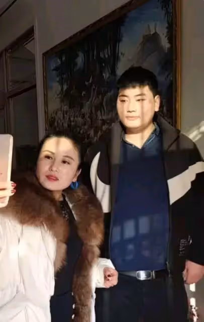 陳亞男宣布離婚以後,大衣哥兒子被多位美女表白,究竟花落誰家?