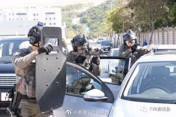 武裝上陣槍戰！陳山聰遭劉穎鏇生擒親嘴