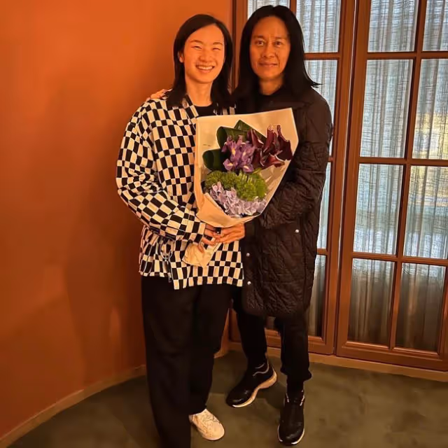 草蜢組合蔡一智為繼女慶生，緊摟對方表現親密，沒血緣卻視如己出