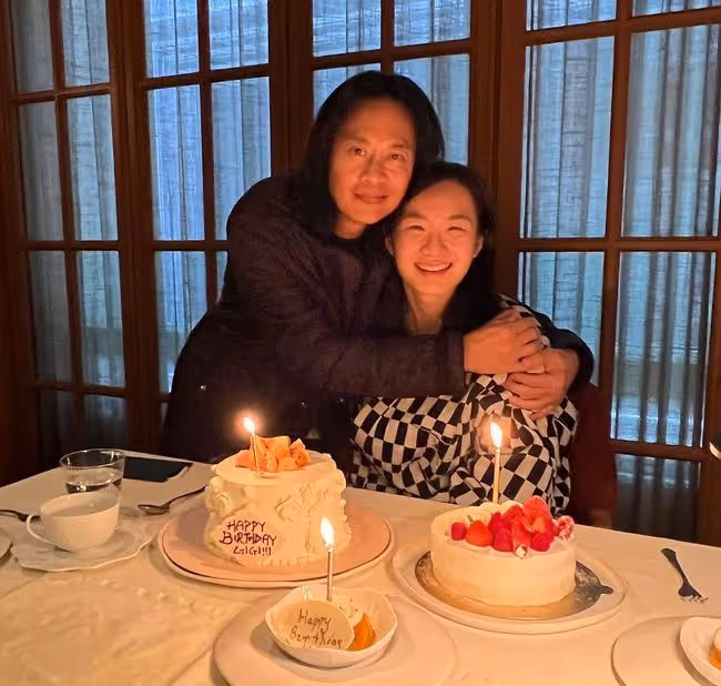 草蜢組合蔡一智為繼女慶生，緊摟對方表現親密，沒血緣卻視如己出