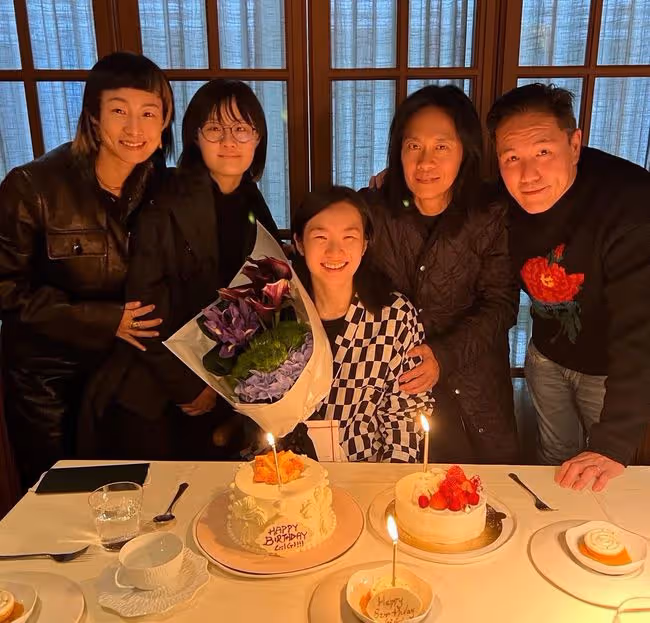 草蜢組合蔡一智為繼女慶生，緊摟對方表現親密，沒血緣卻視如己出