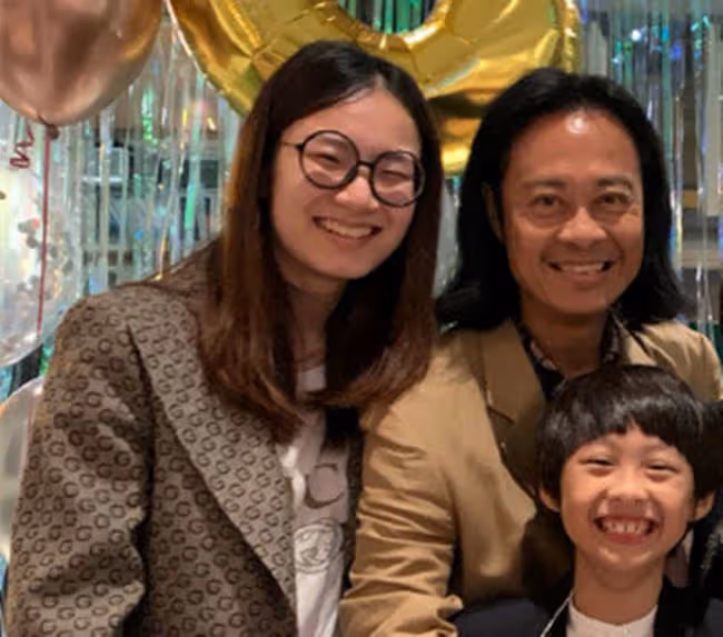 草蜢組合蔡一智為繼女慶生，緊摟對方表現親密，沒血緣卻視如己出