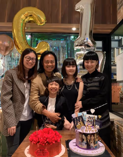 草蜢組合蔡一智為繼女慶生，緊摟對方表現親密，沒血緣卻視如己出