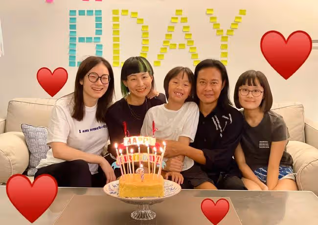 草蜢組合蔡一智為繼女慶生，緊摟對方表現親密，沒血緣卻視如己出