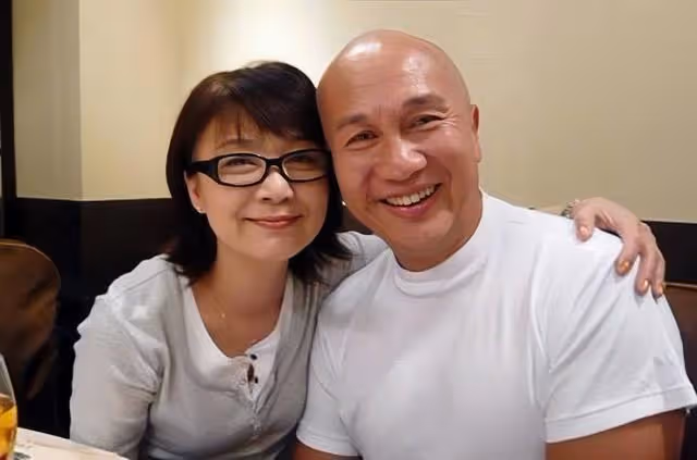 TVB著名老戲骨復出拍戲，妻子患癌離世4年，每天獻花與其再立婚約