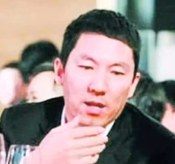 2010年，李小冉被孫東海用愛滋針頭抵喉，李小冉大哭：放過我吧