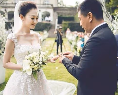 2010年,李小冉被孫東海用愛滋針頭抵喉,李小冉大哭:放過我吧