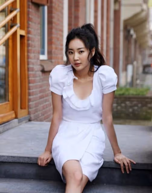 她是毫無疑問的韓國美女，演過《秘密花園》的金莎朗，總在休息中