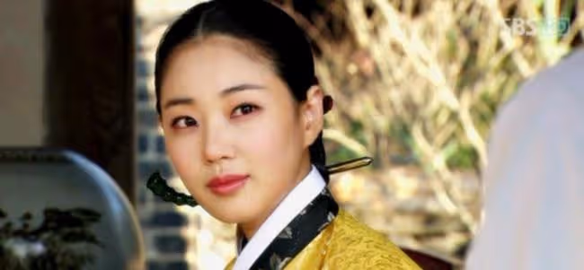 她是毫無疑問的韓國美女，演過《秘密花園》的金莎朗，總在休息中