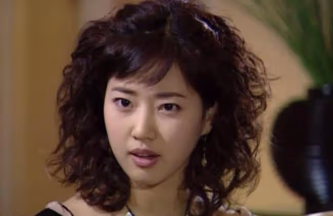 她是毫無疑問的韓國美女，演過《秘密花園》的金莎朗，總在休息中