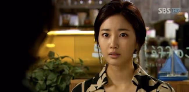 她是毫無疑問的韓國美女，演過《秘密花園》的金莎朗，總在休息中