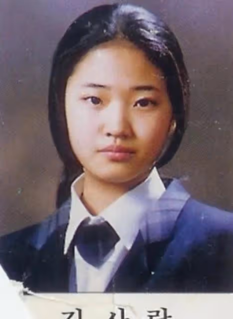 她是毫無疑問的韓國美女，演過《秘密花園》的金莎朗，總在休息中