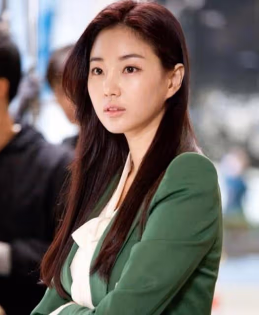 她是毫無疑問的韓國美女，演過《秘密花園》的金莎朗，總在休息中