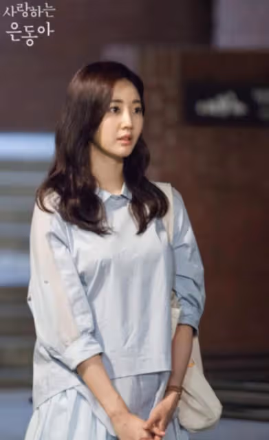 她是毫無疑問的韓國美女，演過《秘密花園》的金莎朗，總在休息中