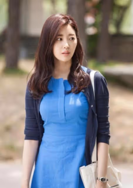她是毫無疑問的韓國美女，演過《秘密花園》的金莎朗，總在休息中