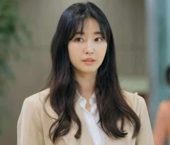 她是毫無疑問的韓國美女，演過《秘密花園》的金莎朗，總在休息中