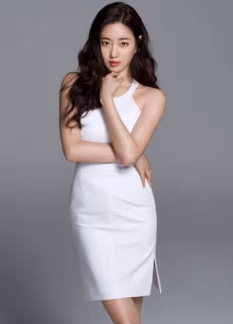 她是毫無疑問的韓國美女，演過《秘密花園》的金莎朗，總在休息中