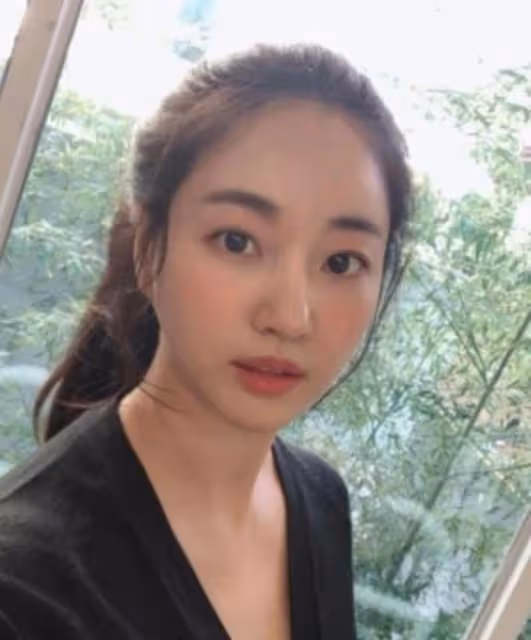 她是毫無疑問的韓國美女，演過《秘密花園》的金莎朗，總在休息中
