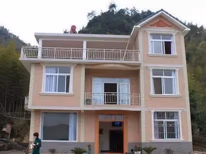 我賣房給兒子結婚，如今我去女兒家養老，女兒卻給一千把我打發走