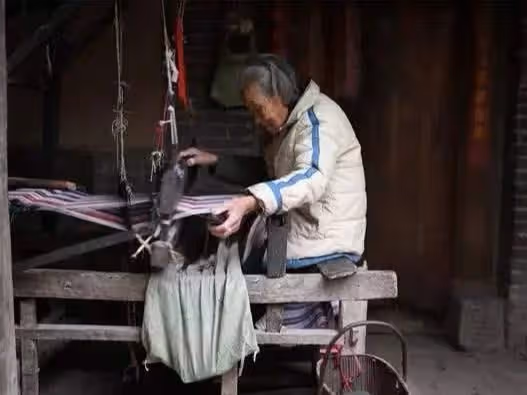 我賣房給兒子結婚，如今我去女兒家養老，女兒卻給一千把我打發走