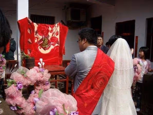 岳母生病我接回家照顧，2年後岳母去世，兩個小舅子找上門