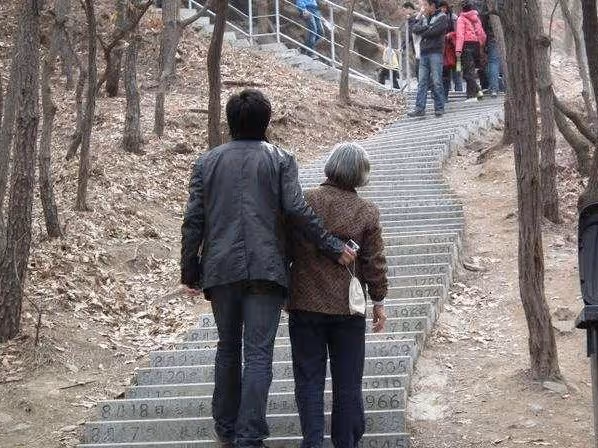 岳母生病我接回家照顧，2年後岳母去世，兩個小舅子找上門